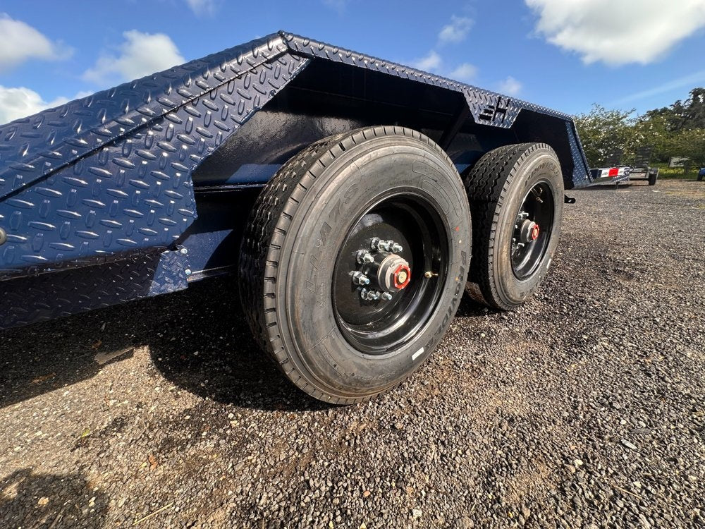 26' Navy Blue HET Tilt Equipment Trailer Gooseneck 102" Wide (2) 10K Axles - Hydraulic Jacks - Equipment Tilt - Stryker Dealership Group