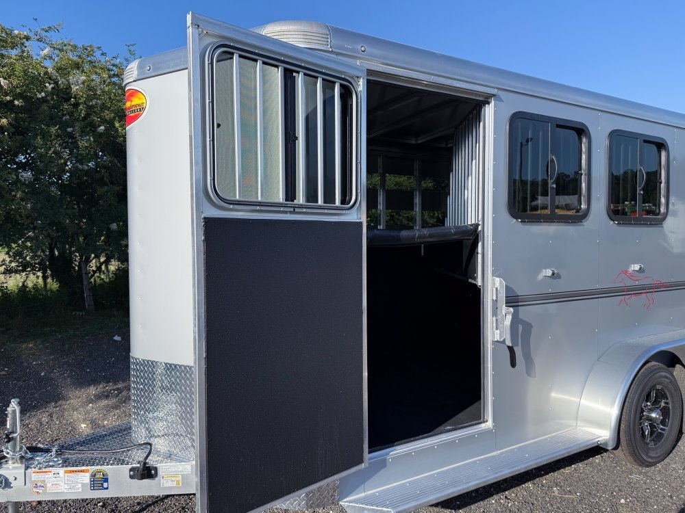 Sundowner 3 Horse Super Sport - Silver - Feed Door and Window KC1518 - Stryker Dealership Group
