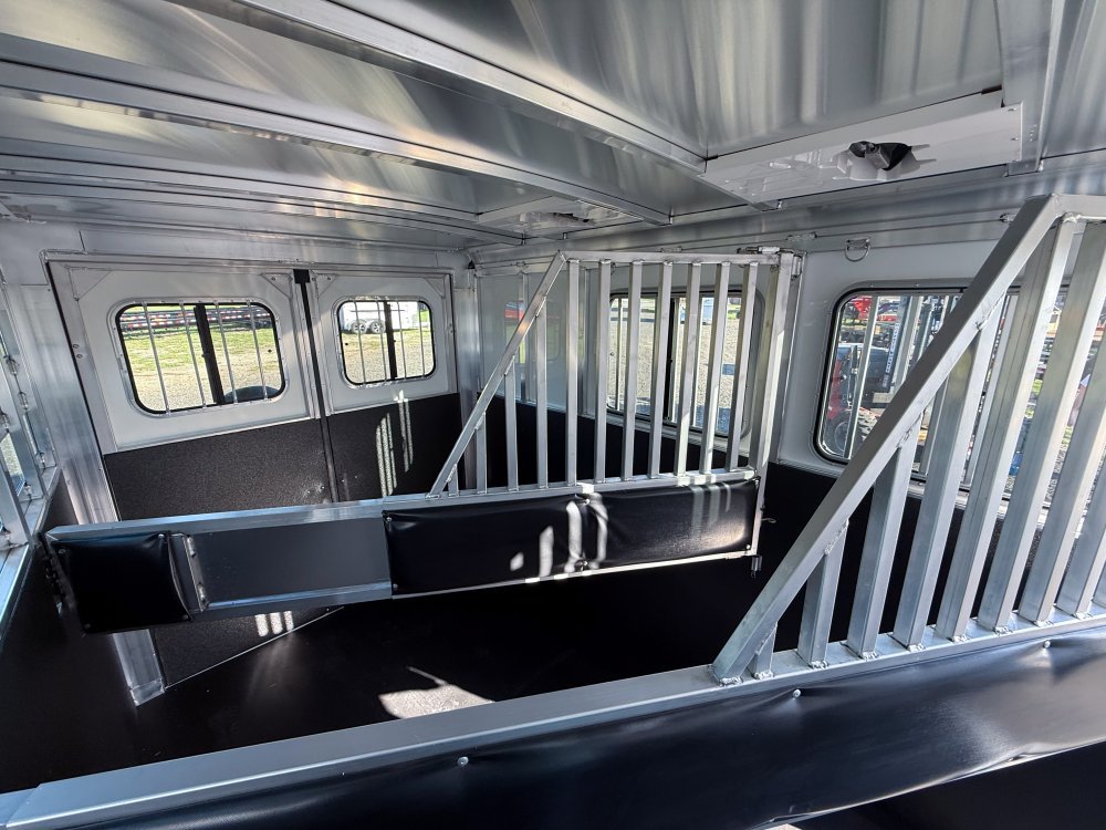 Sundowner 3 Horse Super Sport - Silver - Feed Door and Window KC1518 - Stryker Dealership Group