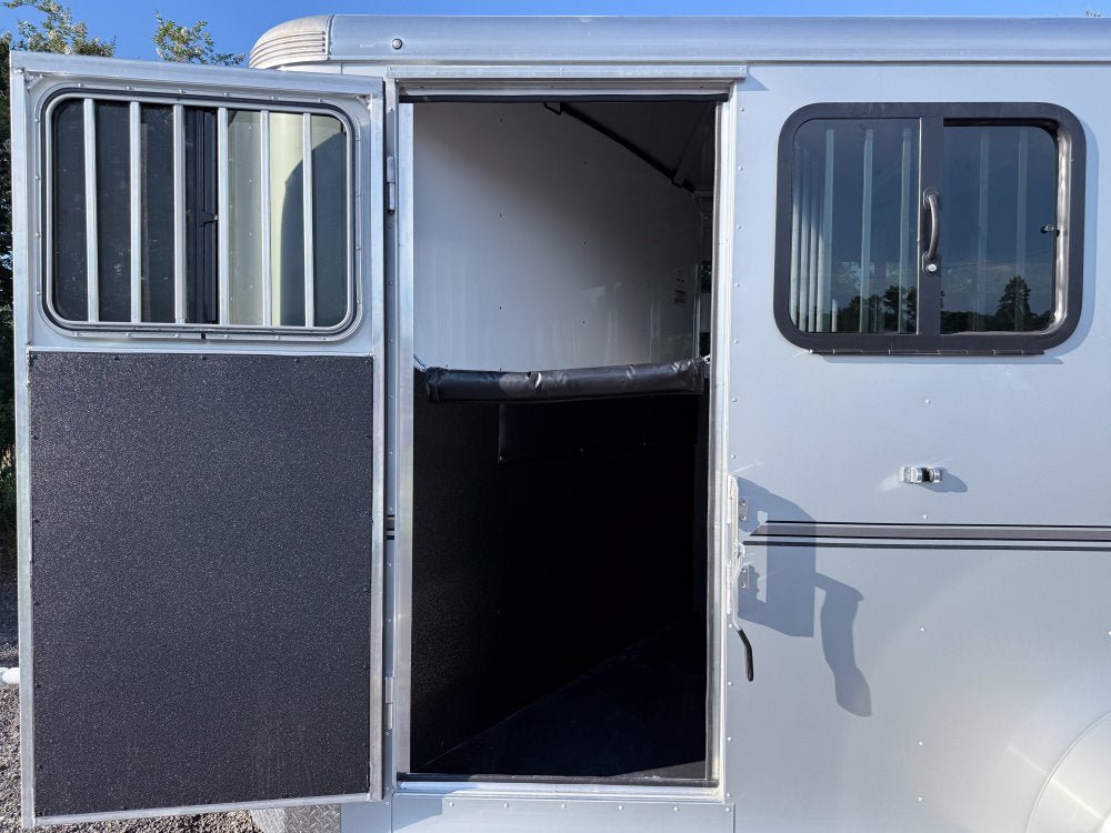 Sundowner 3 Horse Super Sport - Silver - Feed Door and Window KC1518 - Stryker Dealership Group