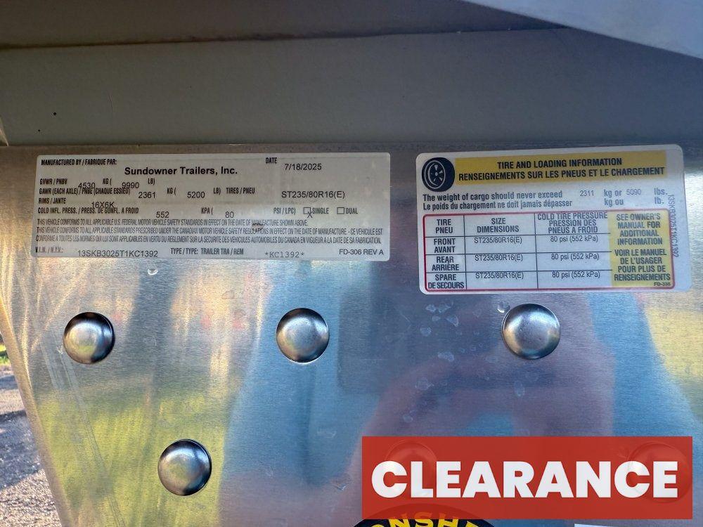 Sundowner Charter SE 2+1 Gooseneck Straight Load - White w/Stainless Nose (2) 5,200lb Axles - Side R - 2 Horse - Horse Trailers - Stryker Dealership Group