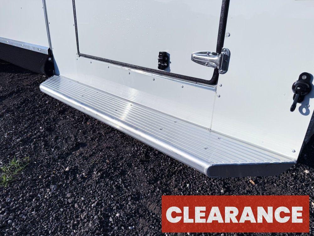 Sundowner Charter SE 2+1 Gooseneck Straight Load - White w/Stainless Nose (2) 5,200lb Axles - Side R - 2 Horse - Horse Trailers - Stryker Dealership Group