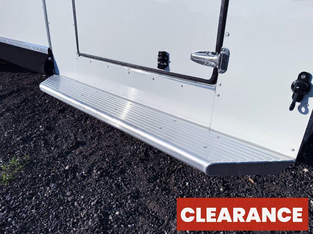 Sundowner Charter SE 2+1 Gooseneck Straight Load - White w/Stainless Nose (2) 5,200lb Axles - Side R - 2 Horse - Horse Trailers - Stryker Dealership Group