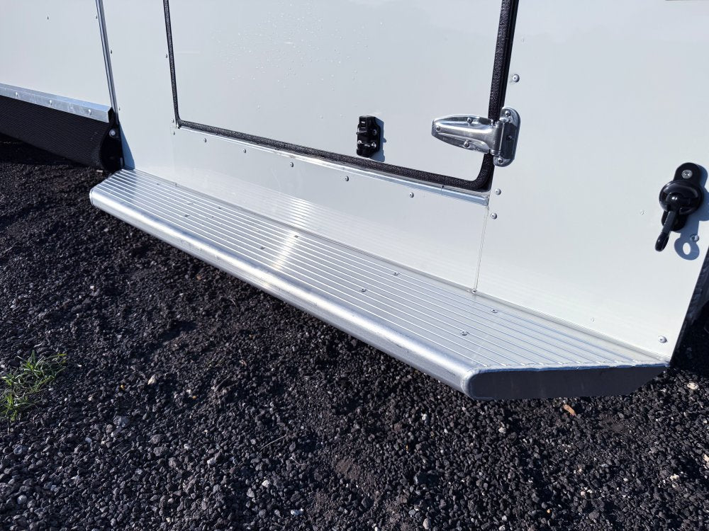 Sundowner Charter SE 2+1 Gooseneck Straight Load - White w/Stainless Nose (2) 5,200lb Axles - Side R KC1392