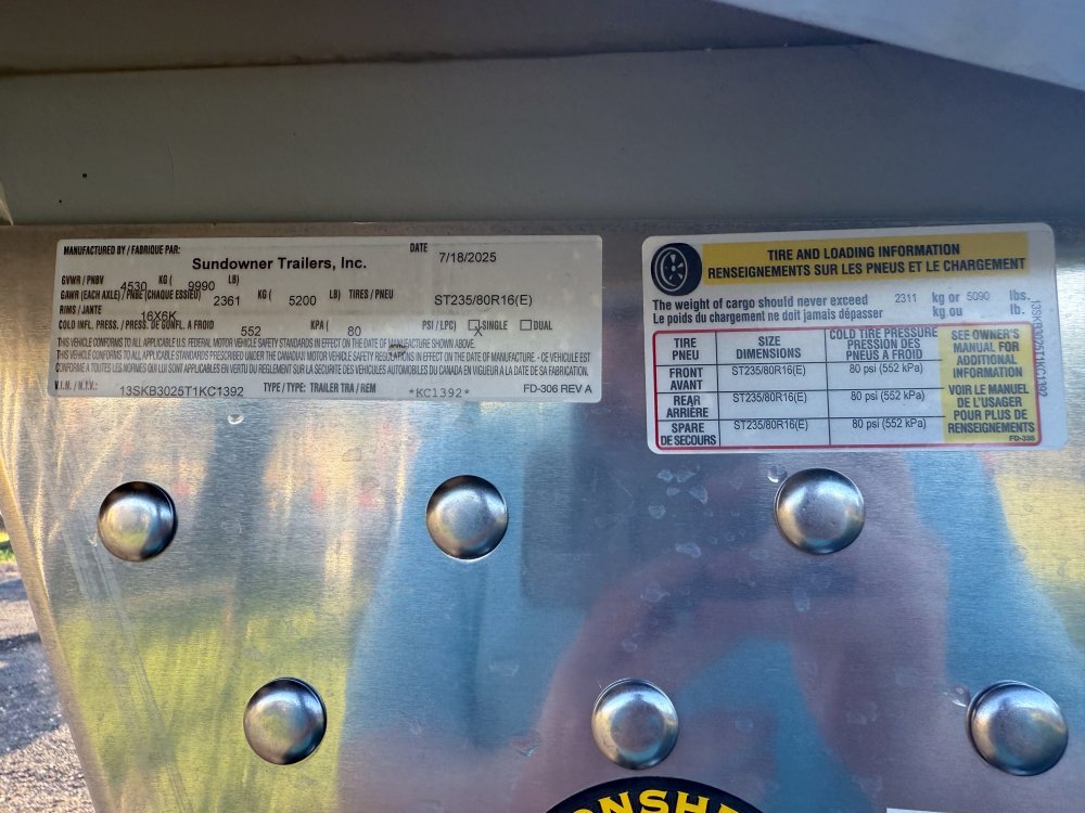 Sundowner Charter SE 2+1 Gooseneck Straight Load - White w/Stainless Nose (2) 5,200lb Axles - Side R KC1392