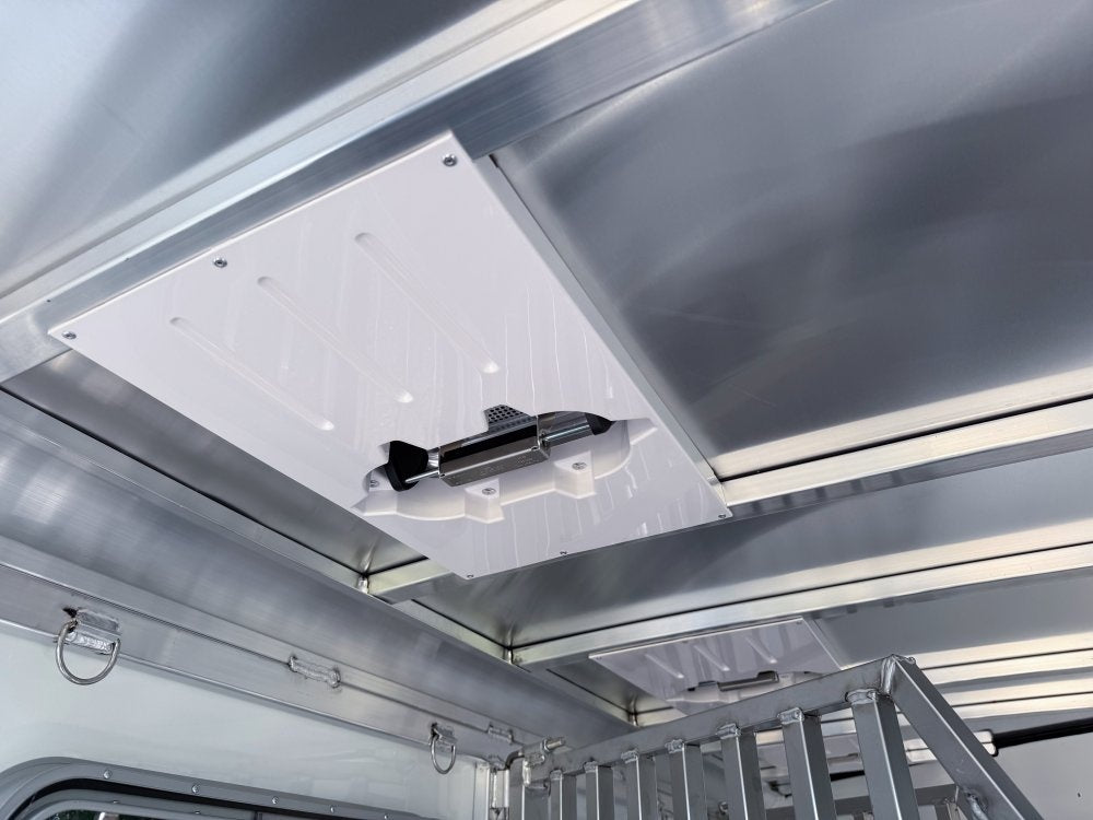 Sundowner 3 Horse Super Sport - Silver - Feed Door and Window KC1518