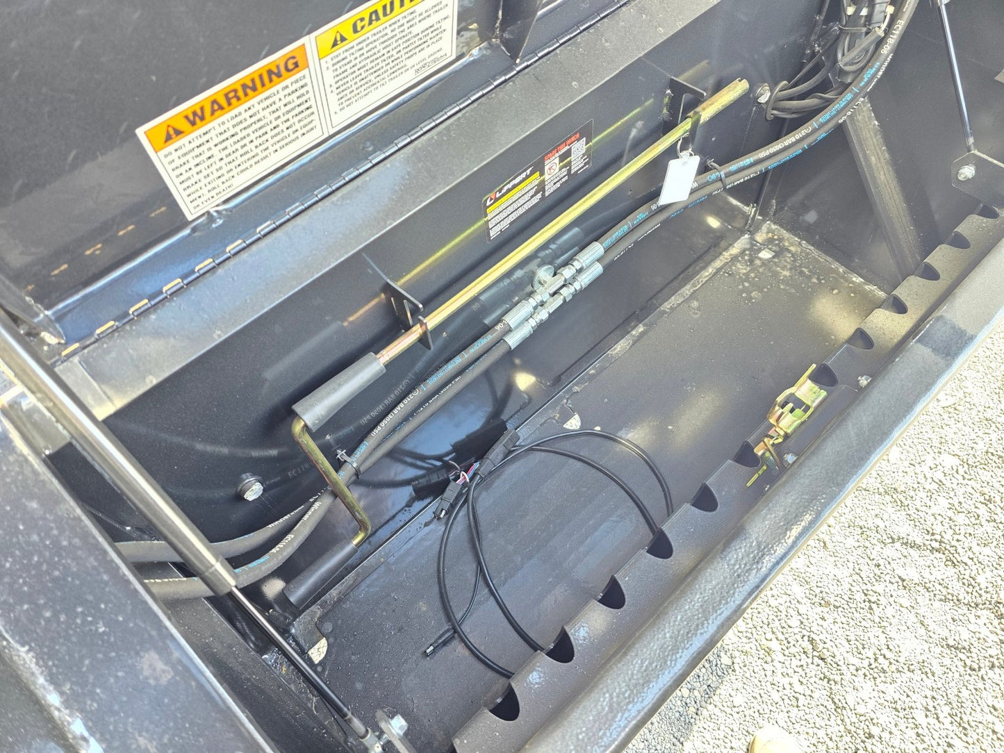 Diamond C FMAX HD Hyrdraulic Dovetail - Stryker Dealership Group