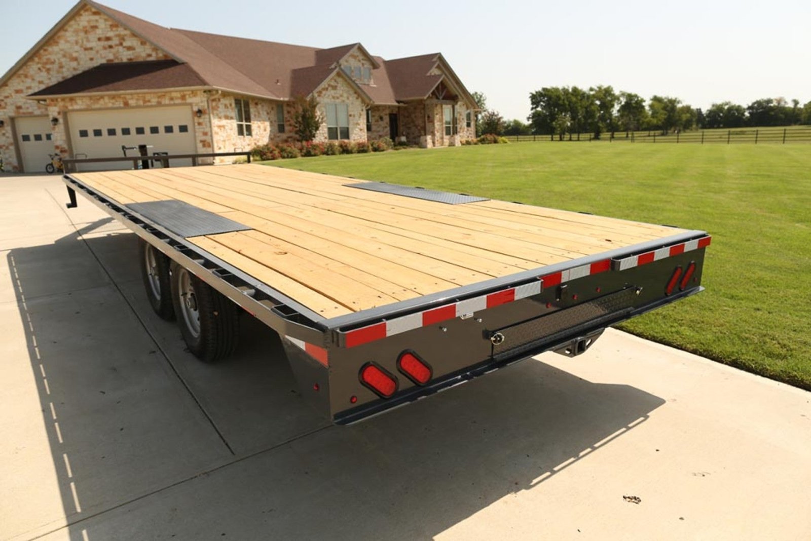 Lamar F8 Deckover Trailer - Stryker Dealership Group