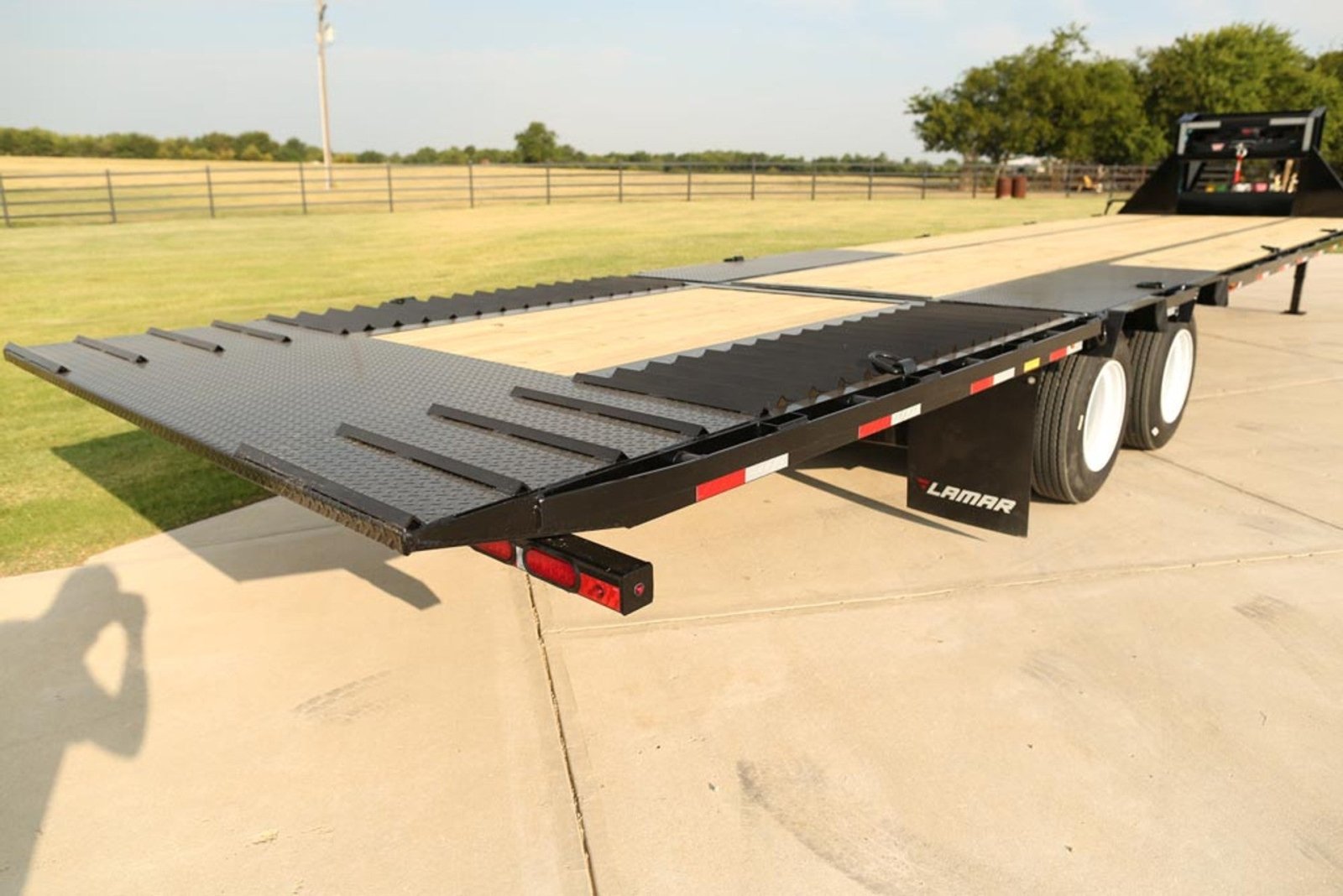 Lamar FG Deckover Goosneck Trailer - Stryker Dealership Group