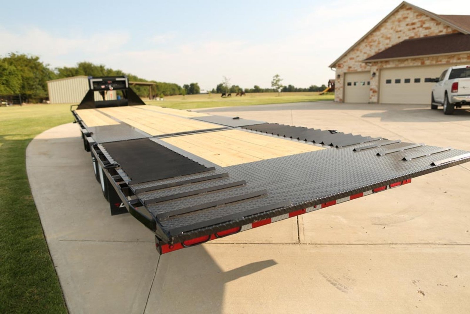 Lamar FG Deckover Goosneck Trailer - Stryker Dealership Group