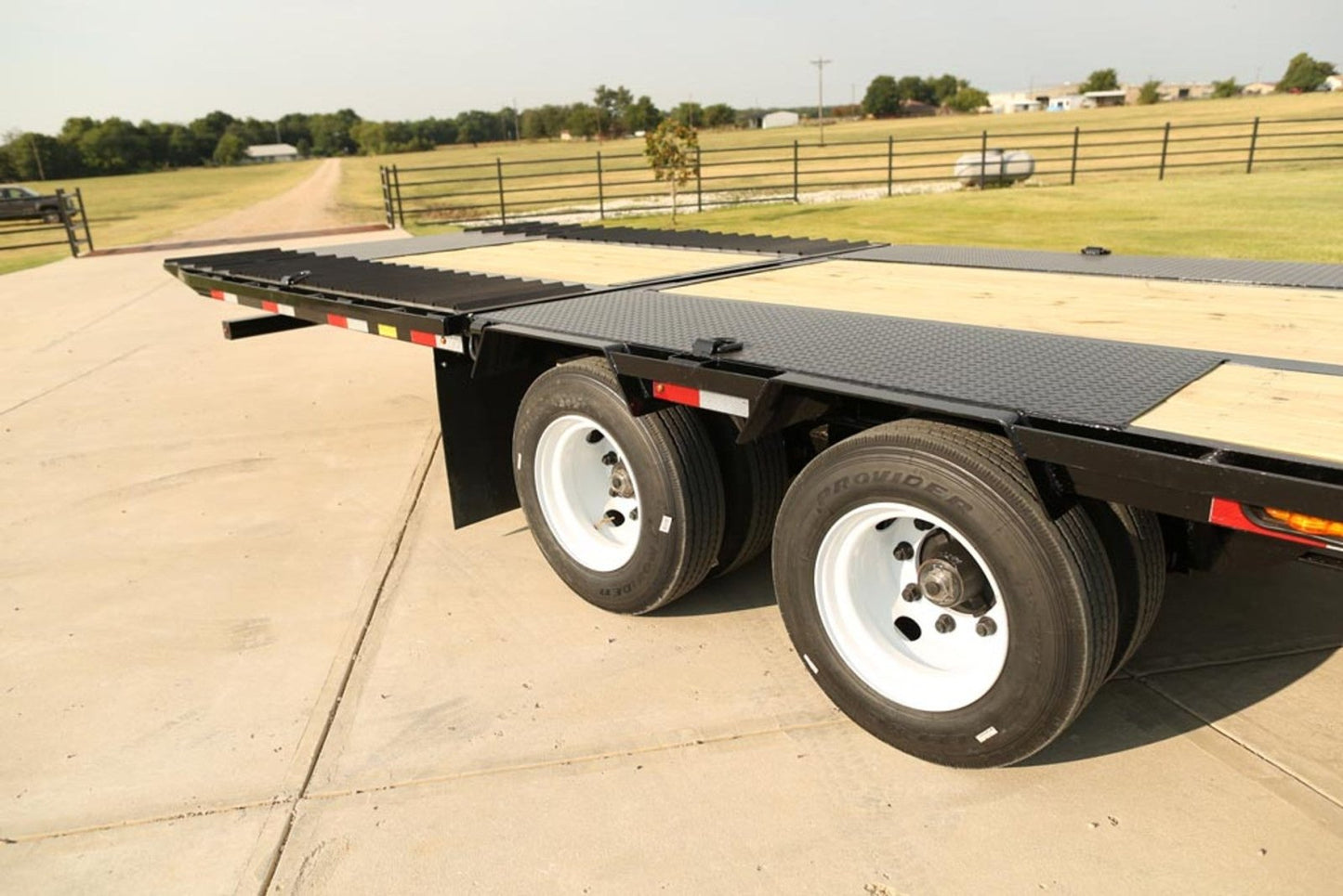 Lamar FG Deckover Goosneck Trailer - Stryker Dealership Group