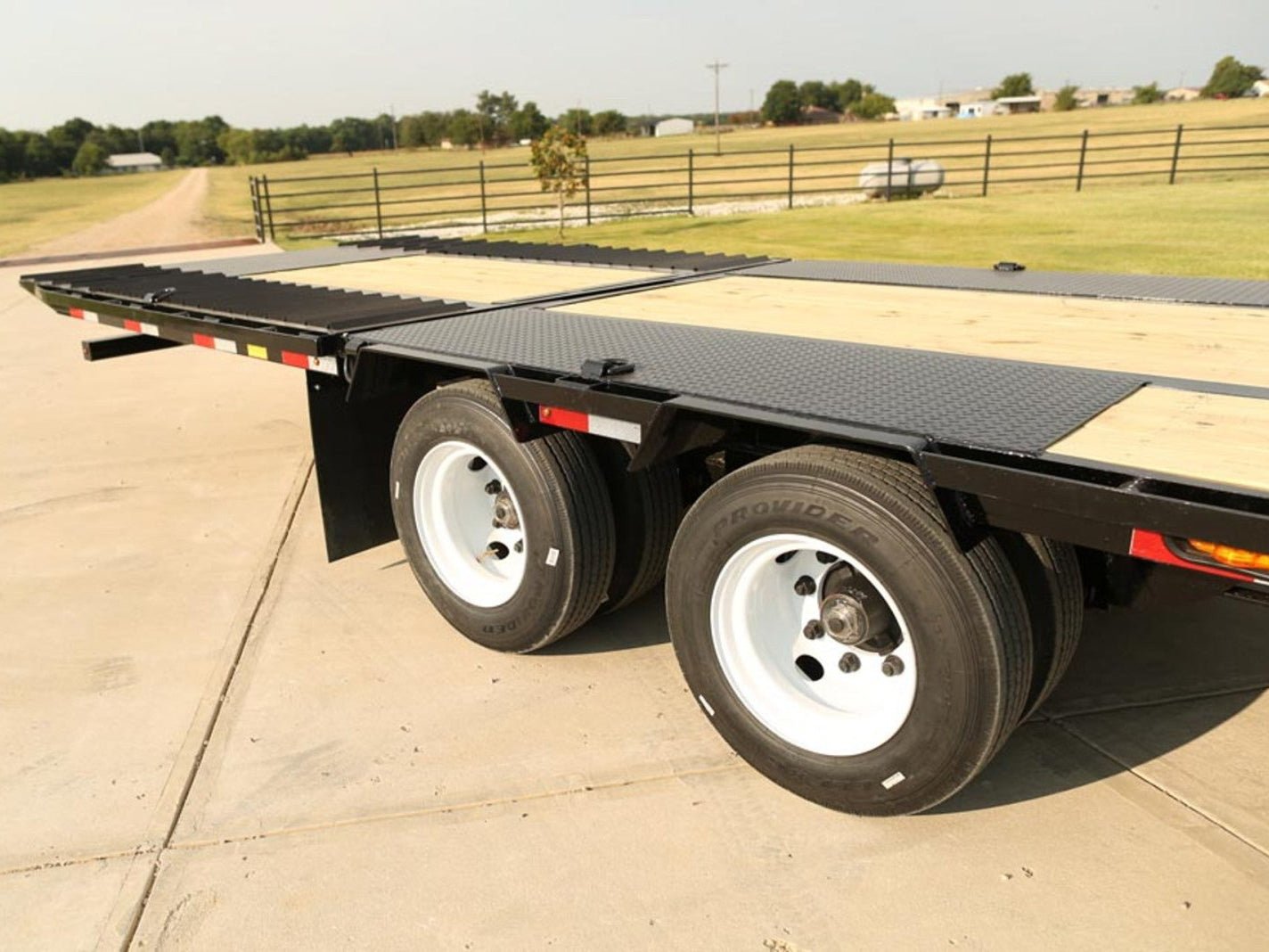 Lamar FG Gooseneck Hydraulic Dovetail Trailer - Stryker Dealership Group