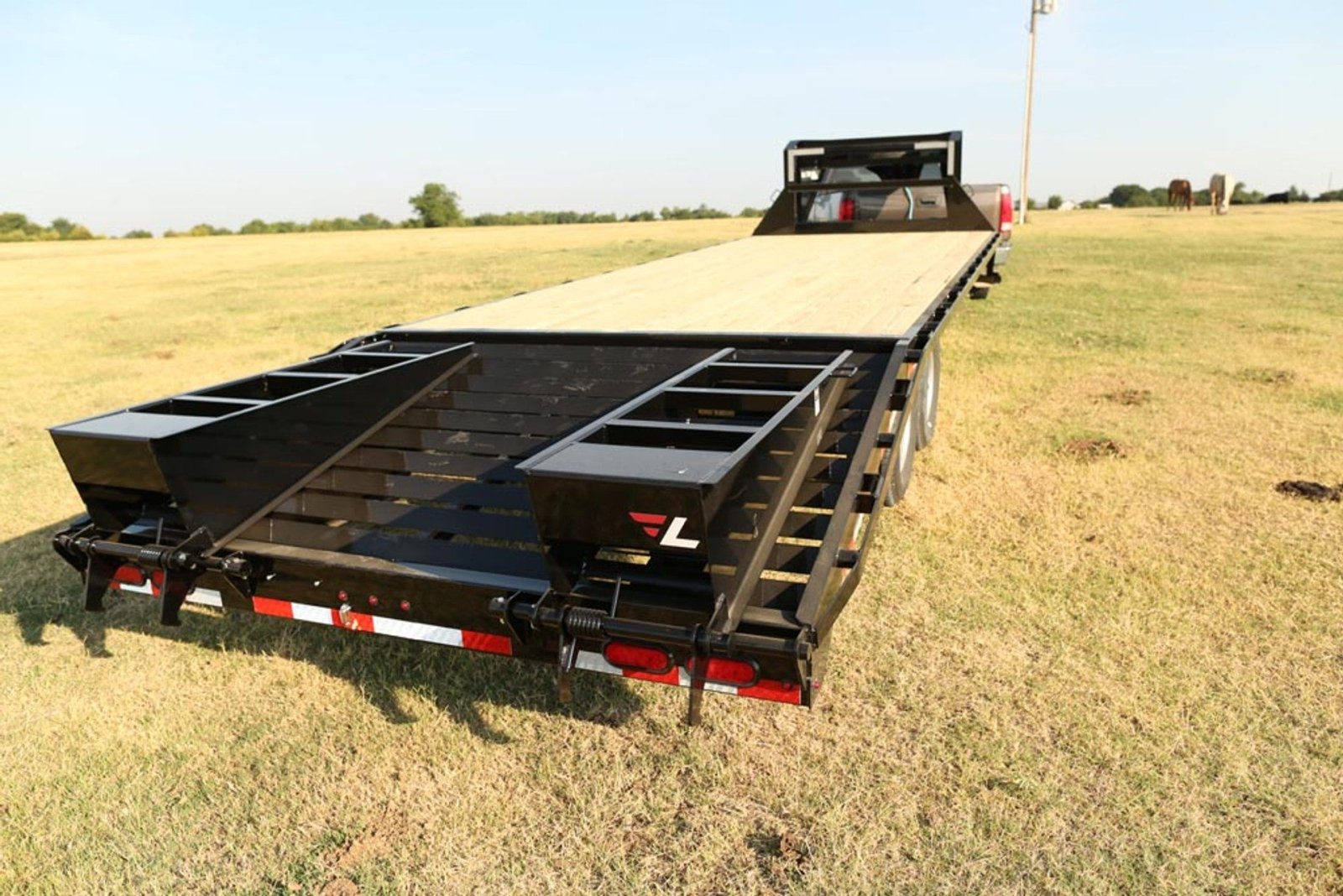 Lamar FS Gooseneck Deckover - Stryker Dealership Group