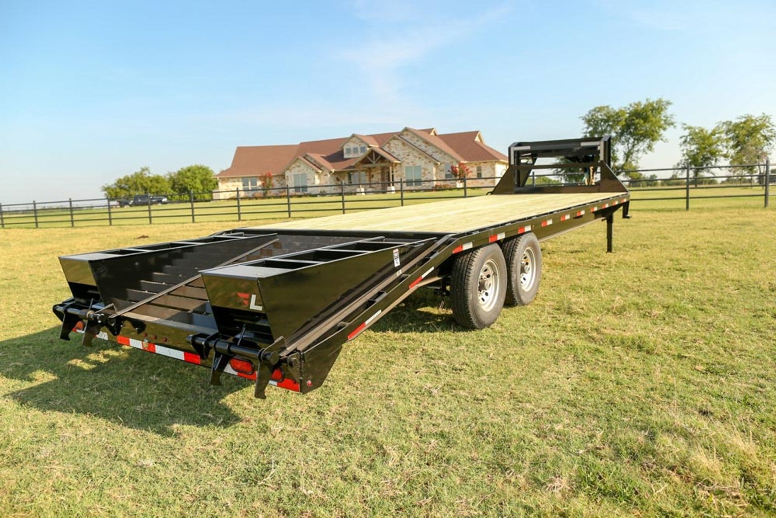 Lamar FS Gooseneck Deckover - Stryker Dealership Group