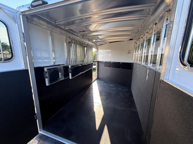 Sundowner 3 Horse Super Sport - Silver - Feed Door and Window KC1518 - Stryker Dealership Group