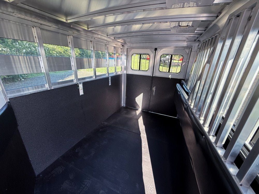 Sundowner 3 Horse Super Sport - Silver - Feed Door and Window KC1518 - Stryker Dealership Group