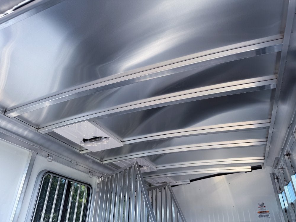Sundowner 3 Horse Super Sport - Silver - Feed Door and Window KC1518 - Stryker Dealership Group