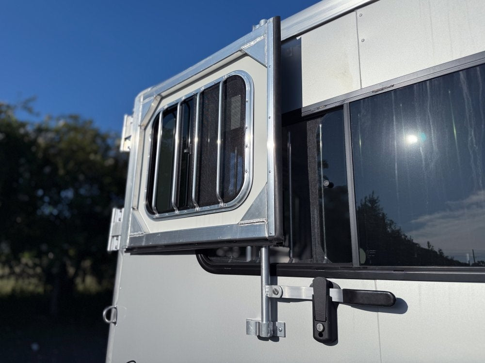 Sundowner 2 Horse Charter SE - Silver - (2) 3500lb Axles - 2 Horse/Horse Trailers - Stryker Dealership Group