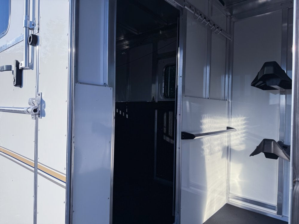 Sundowner Charter TR SE 2+1 Gooseneck Straight Load - White w/Stainless Nose (2) 5,200lb Axles - Sid - 2 Horse/Horse Trailers - Stryker Dealership Group