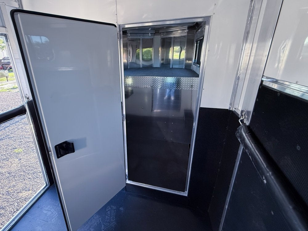 Sundowner Charter TR SE 2+1 Gooseneck Straight Load - White w/Stainless Nose (2) 5,200lb Axles - Sid - 2 Horse/Horse Trailers - Stryker Dealership Group