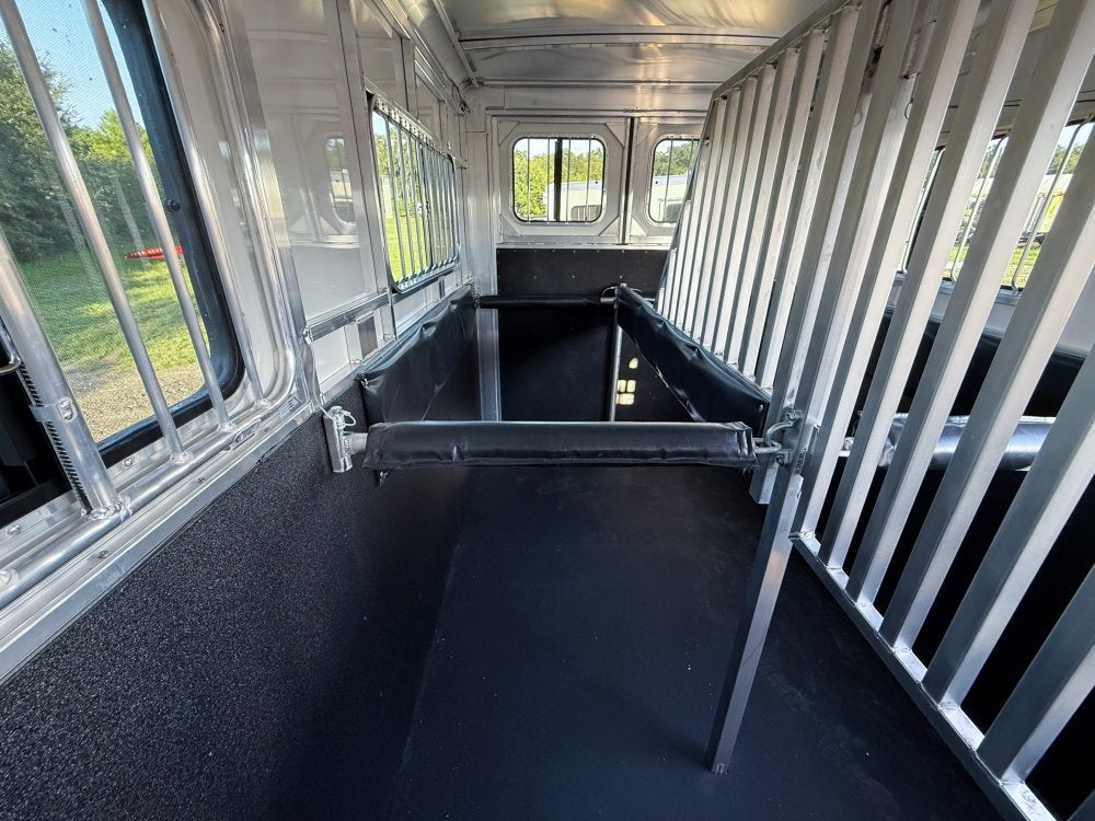 Sundowner Charter TR SE 2+1 Gooseneck Straight Load - White w/Stainless Nose (2) 5,200lb Axles - Sid - 2 Horse/Horse Trailers - Stryker Dealership Group